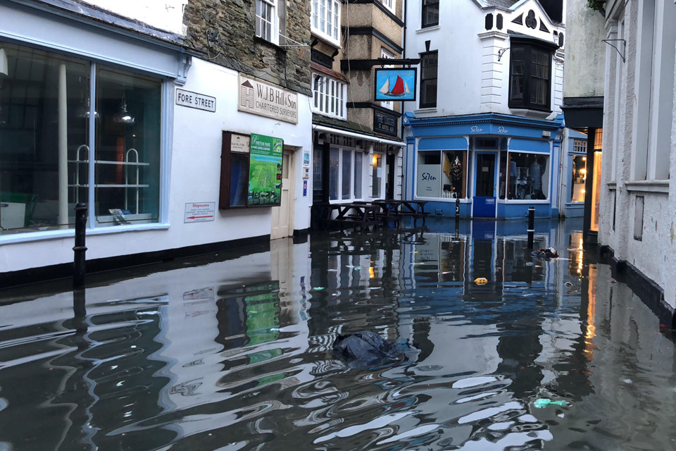 Hậu bão tuyết, nước Anh khan hiếm lương thực và nước uống